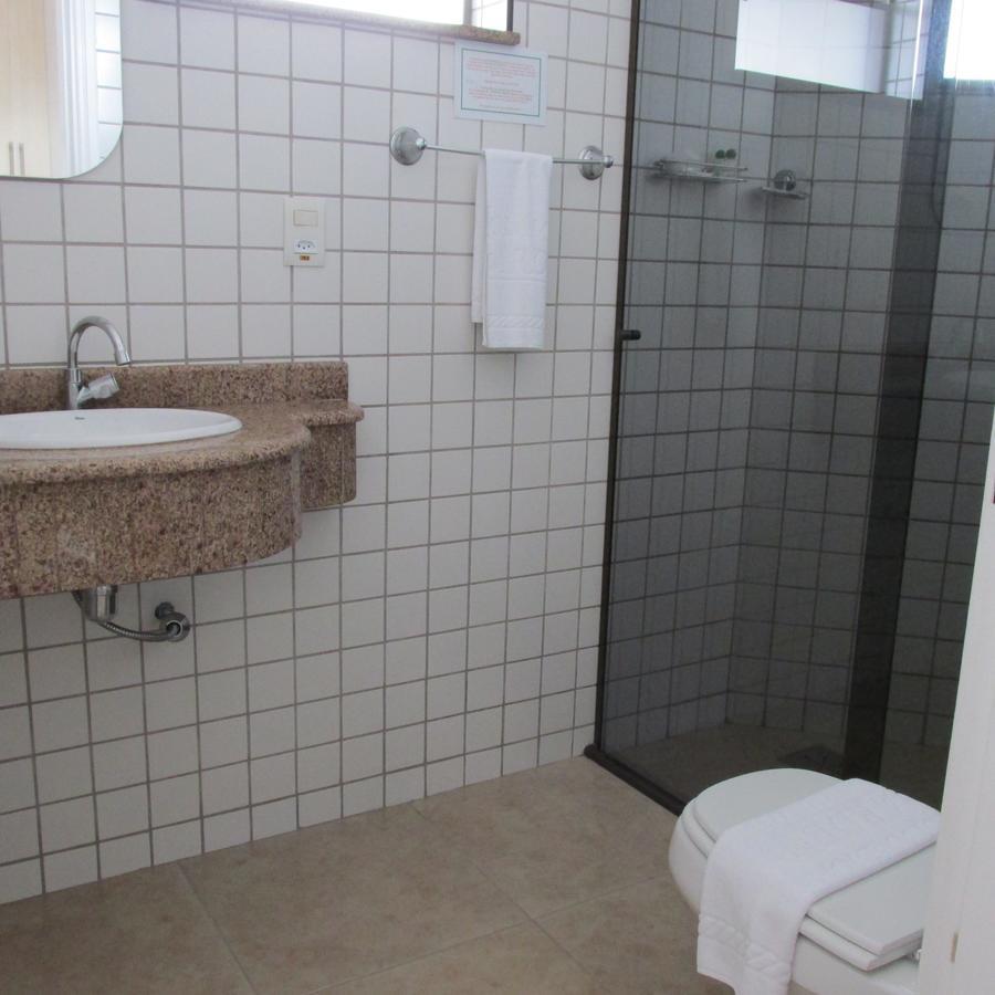 Holambra Garden Hotel מראה חיצוני תמונה Bathroom with shower cubicle