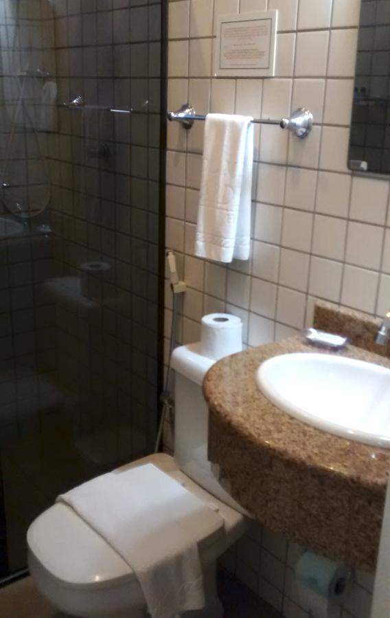 Holambra Garden Hotel מראה חיצוני תמונה A shower in a hotel bathroom
